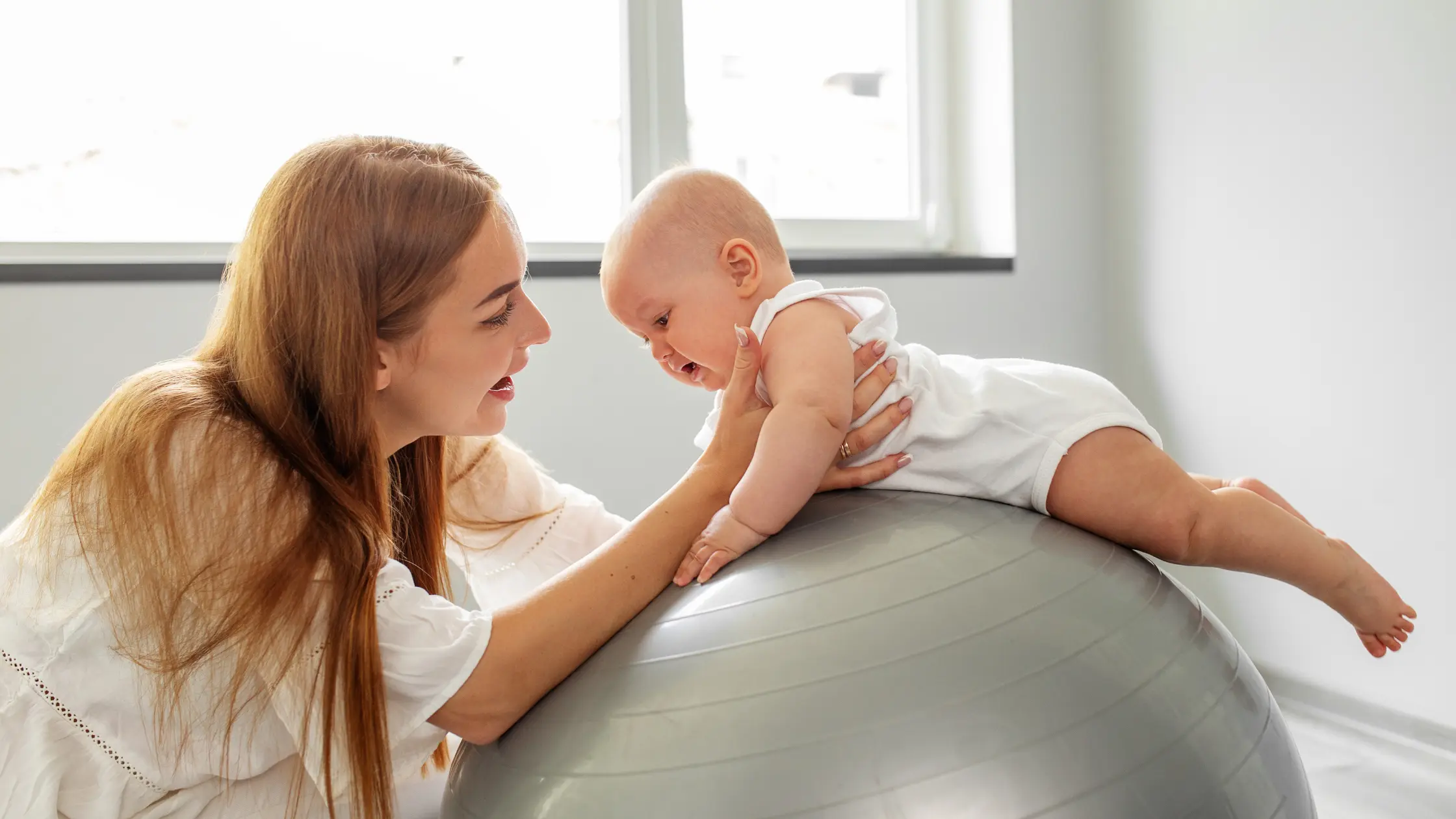 Newborn or 6 Month Old Baby Hates Tummy Time? Try These Parent-Approved Tips! When to Start Tummy Time